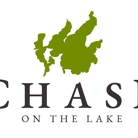 Chase On The Lake Walker Kültér fotó